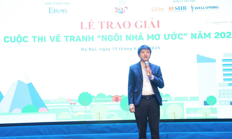 ông Phan Văn Cường - Giám đốc Công ty TNHH Thanh Chương - Văn phòng phẩm ERAS Việt Nam chia sẻ tại Lễ trao giải. ngoinhamouocjpg5.jpg