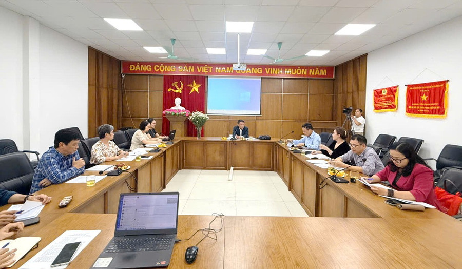 Toàn cảnh buổi họp Hội đồng Chung khảo. giaibaochijpg3.jpg