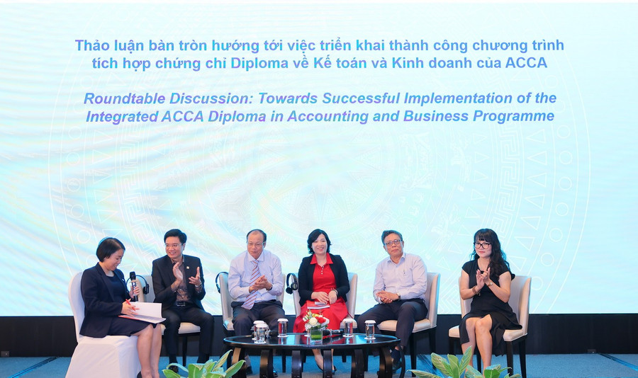 Các chuyên gia, diễn giả thảo luận bàn tròn. giaoducnghenghiep-3.jpg