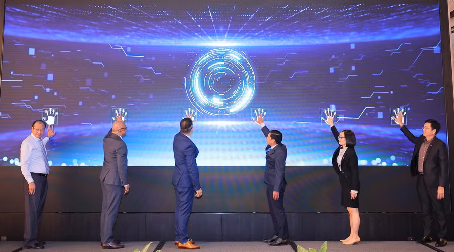 Trong khuôn khổ của Hội nghị, các đại biểu bấm nút chính thức ra mắt Bản dịch Tiếng Việt Chương trình Đào tạo Kế toán Nền tảng của ACCA.