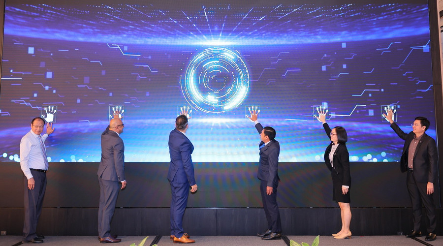 Trong khuôn khổ của Hội nghị, các đại biểu bấm nút chính thức ra mắt Bản dịch Tiếng Việt Chương trình Đào tạo Kế toán Nền tảng của ACCA.