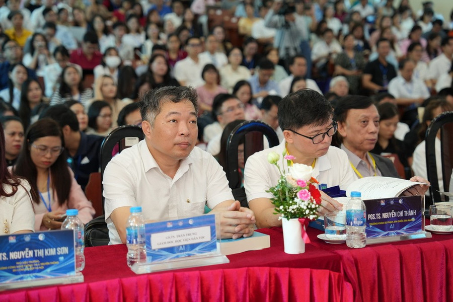 Các chuyên gia, nhà khoa học cùng đông đảo sinh viên tham dự hội thảo. dsc07091.jpg