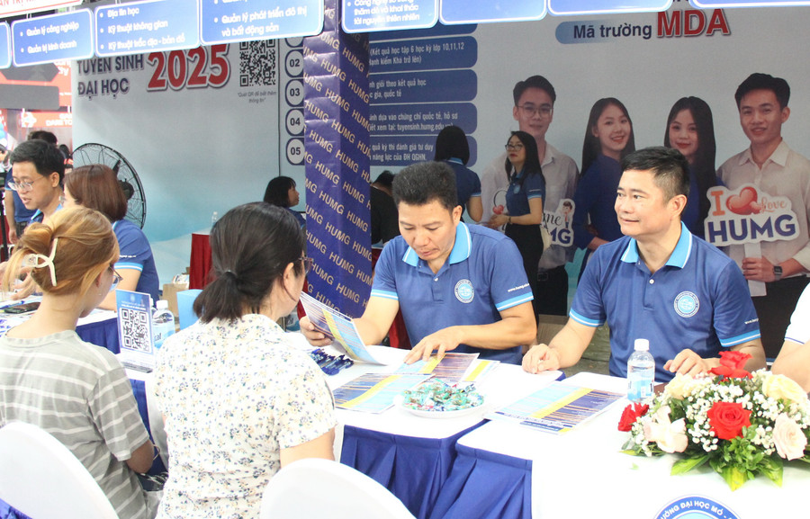 PGS.TS Nguyễn Việt Hà - Trưởng phòng Quan hệ công chúng doanh nghiệp - Phụ trách công tác tuyển sinh của Trường Đại học Mỏ - Địa chất tư vấn cho thí sinh và phụ huynh - sáng 19/7.