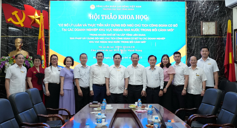 Các chuyên gia, nhà khoa học tham dự hội thảo.