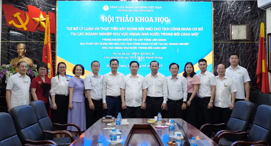 Các chuyên gia, nhà khoa học tham dự hội thảo.