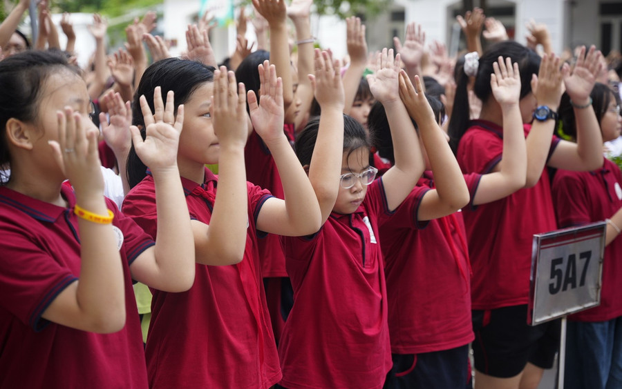 Học sinh Trường tiểu học Vĩnh Tuy (Vĩnh Hưng, Hà Nội). antoangiaothong-1.jpg