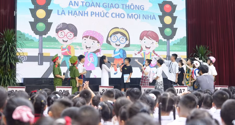 Một hoạt cảnh về an toàn giao thông đường bộ do học sinh Trường tiểu học Vĩnh Tuy thực hiện.