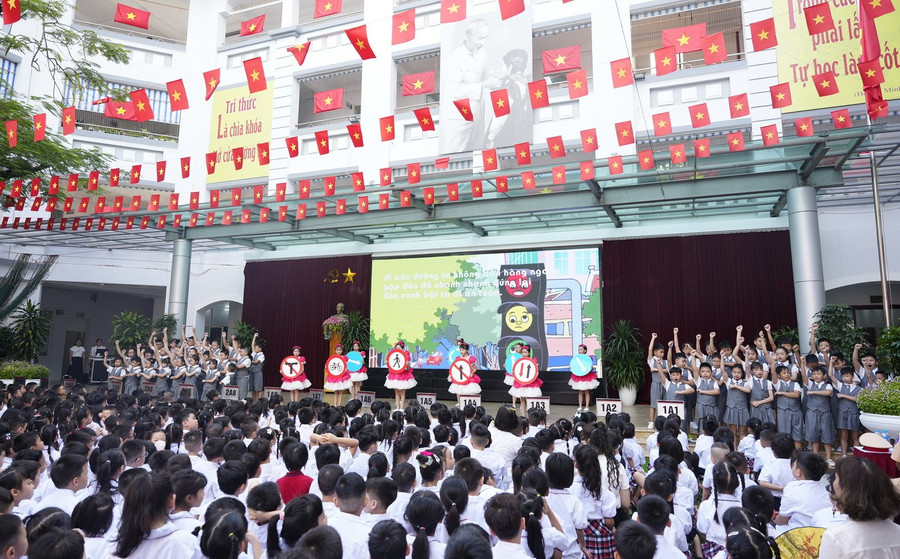 Tiết mục văn nghệ của học sinh cũng gắn với chủ đề an toàn giao thông. antoangiaothong-6.jpg
