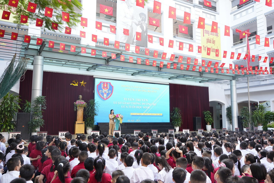 Hoạt động tuyên truyền an toàn giao thông cho học sinh. antoangiaothong-5.jpg