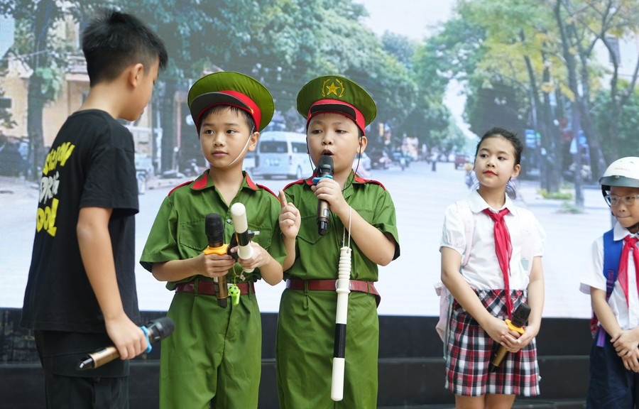 Tiểu phẩm “Đường đến trường” do học sinh Trường tiểu học Vĩnh Tuy thực hiện nhận được sự cổ vũ nhiệt tình của khán giả. antoangiaothong-3.jpg