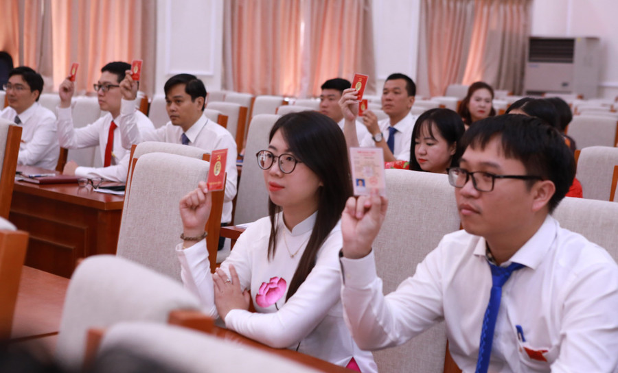 Đảng viên biểu quyết nhiều nội dung quan trọng của Đại hội. 4h4a6809.jpg