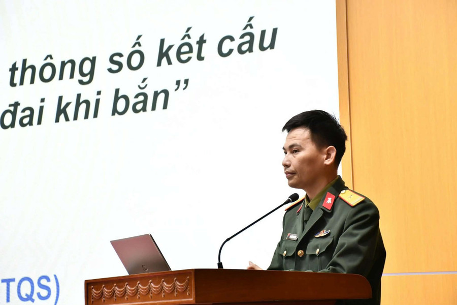 Doctoral candidate Nguyen Van Huong presents his dissertation defense. daotaotiensi-1.jpg