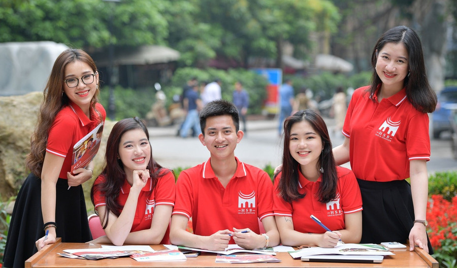 Sinh viên Trường Quản trị và Kinh doanh (HSB), Đại học Quốc gia Hà Nội.