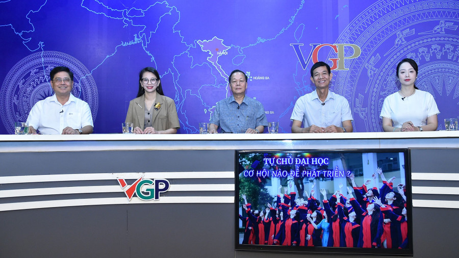 Các chuyên gia tham dự tọa đàm. tuchudaihocjpg1.jpg