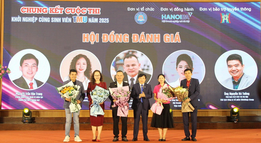 Thành viên Ban giám khảo. img-4592.jpg