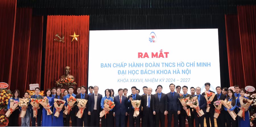 Ban chấp hành Đoàn TNCS Hồ Chí Minh ĐH Bách khoa Hà Nội nhiệm kỳ 2024 – 2027 ra mắt Đại hội.