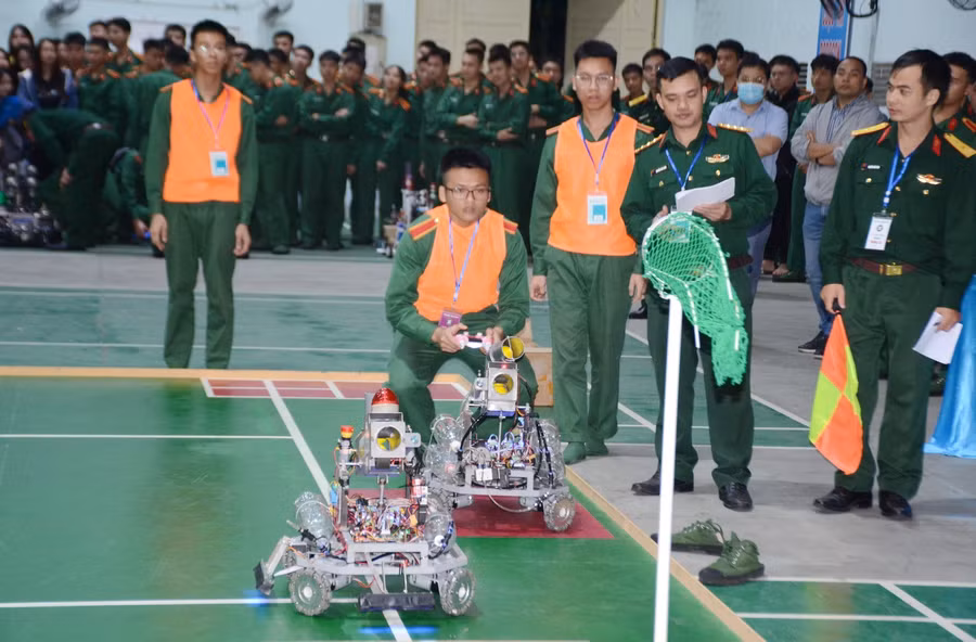 Thí sinh ngắm mục tiêu bắn.