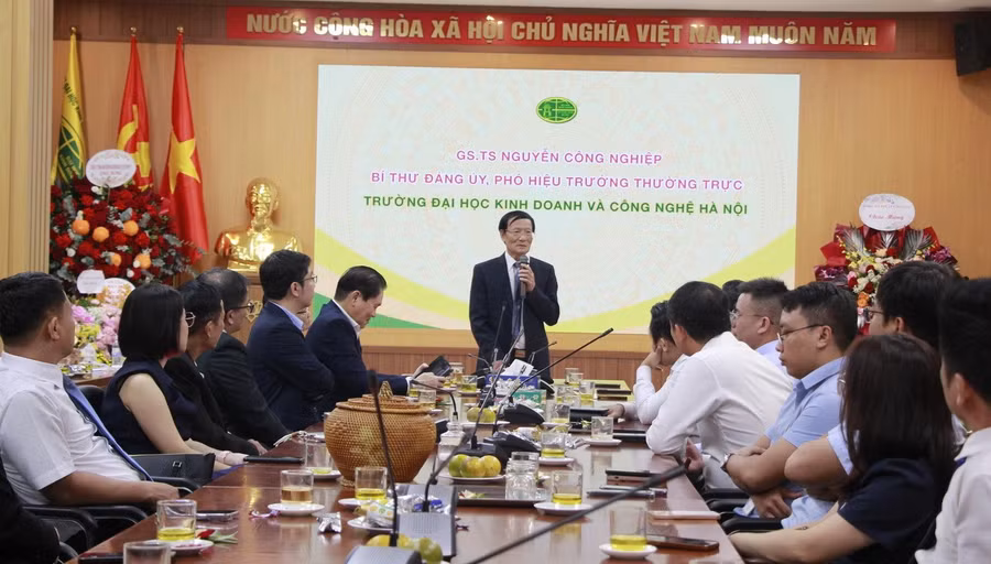 GS.TS Nguyễn Công Nghiệp phát biểu tại buổi gặp mặt.