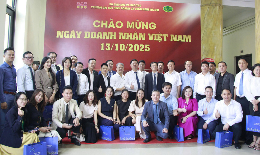 Lãnh đạo Nhà trường chụp ảnh lưu niệm cùng các doanh nghiệp. doanhnghiepjpg1.jpg