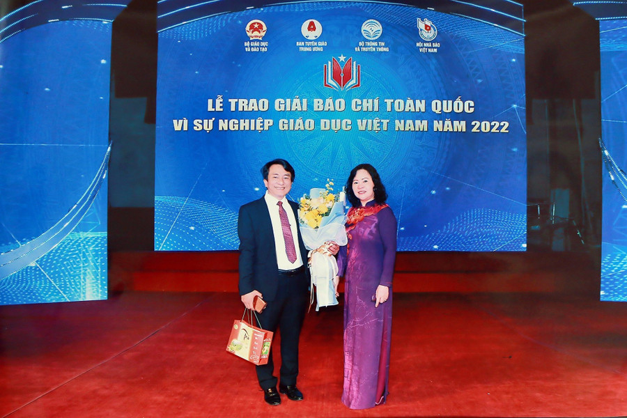 Thầy Trần Trung Hiếu chụp ảnh cùng nguyên Thứ trưởng Bộ GD&ĐT Ngô Thị Minh. Ảnh: NVCC trantrunghieu.jpg