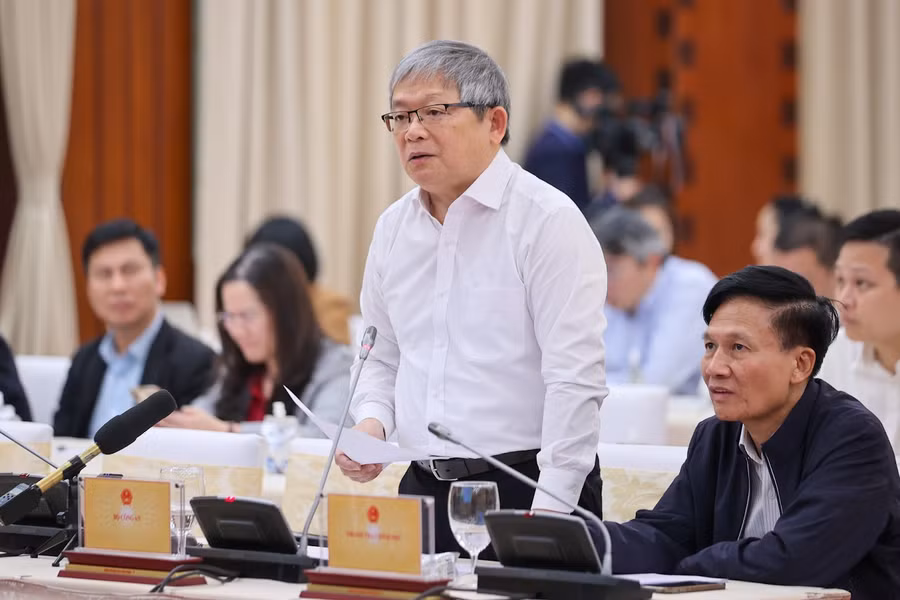 Thiếu tướng Hoàng Anh Tuyên, Phó Chánh Văn phòng, Người phát ngôn Bộ Công an, trả lời về việc chấm dứt hoạt động của công an cấp huyện - Ảnh: VGP/Nhật Bắc.