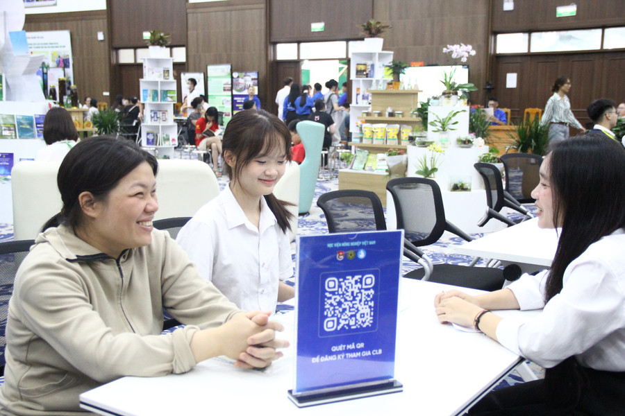 Tân sinh viên đến nhập học được đón tiếp niềm nở. img-2689.jpg
