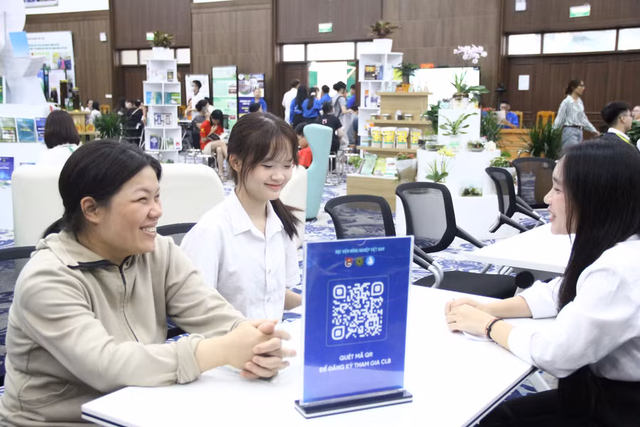 Tân sinh viên và phụ huynh đến nhập học trực tiếp tại Học viện Nông nghiệp Việt Nam.