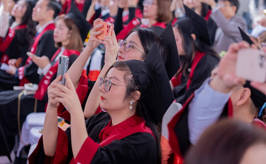 Các tân tiến sĩ, thạc sĩ trong ngày nhận bằng tốt nghiệp.