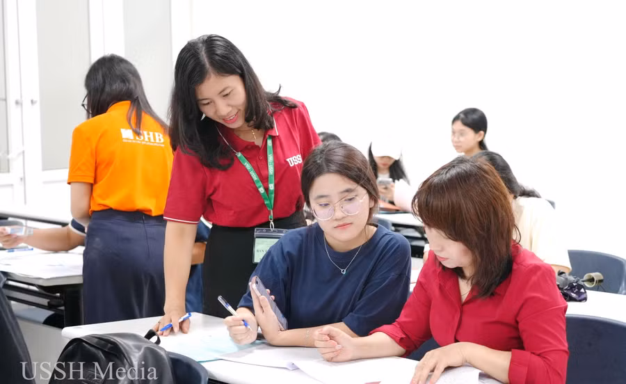 Cán bộ, giảng viên Trường ĐH Khoa học Xã hội và Nhân văn (ĐH Quốc gia Hà Nội) hỗ trợ sinh viên.