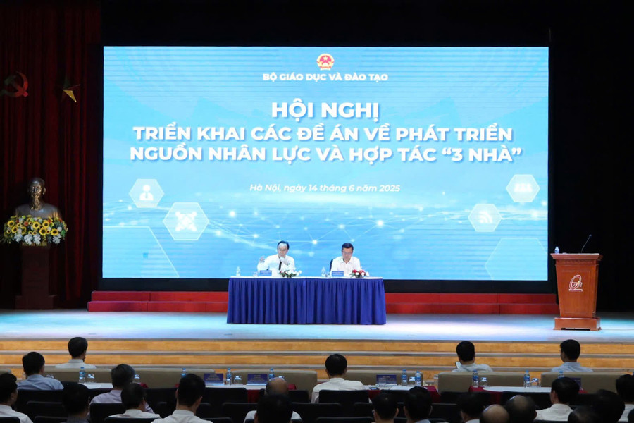 Thứ trưởng Bộ GD&ĐT Nguyễn Văn Phúc và Thứ trưởng Hoàng Minh Sơn (bên trái) chủ trì hội nghị. 3nhajpg3.jpg