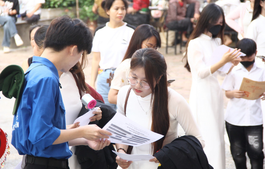 Thí sinh được sinh viên tình nguyện hướng dẫn đến phòng thi. img-1438.jpg
