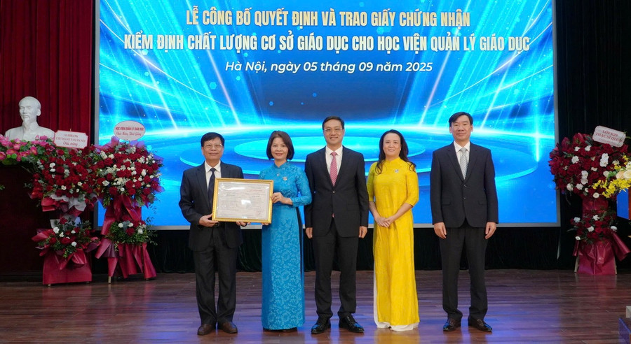 Lãnh đạo Trung tâm Kiểm định chất lượng Giáo dục Thăng Long (ngoài cùng bên trái) trao Giấy chứng nhận kiểm định chất lượng cơ sở giáo dục chu kỳ 2 cho Học viện Quản lý giáo dục.