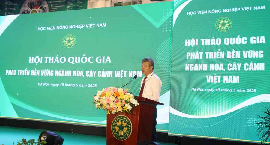 GS.TS Phạm Văn Cường – Phó Giám đốc Học viện Nông nghiệp Việt Nam phát biểu khai mạc. hoacaycanh-2.jpg