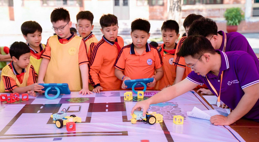 Học sinh chăm chú và thích thú khi tham gia trải nghiệm cùng Robotics.