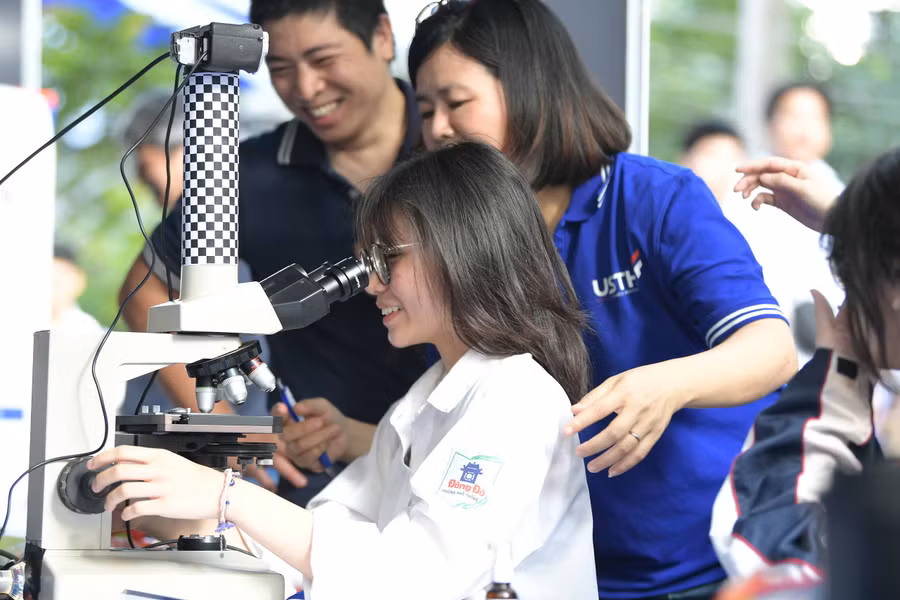 Học sinh tham gia một hoạt động thực hành tại Ngày hội tuyển sinh khối các ngành Khoa học và Công nghệ. Ảnh: Dương Triều.