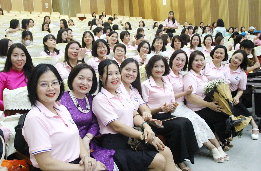 하노이 국립 교육대학교 유아교육학부 졸업생들이 동창회를 축하하기 위해 돌아왔습니다. img-4607.jpg