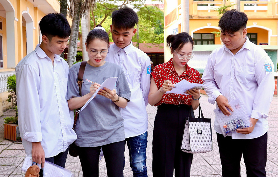 Cô Ngô Thị Thu Hằng (thứ hai từ trái qua phải) điểm danh từng học trò.