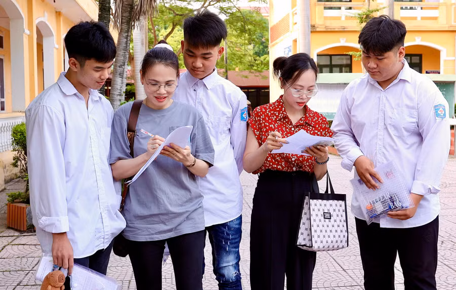 Cô Ngô Thị Thu Hằng (thứ hai từ trái qua phải) điểm danh từng học trò.