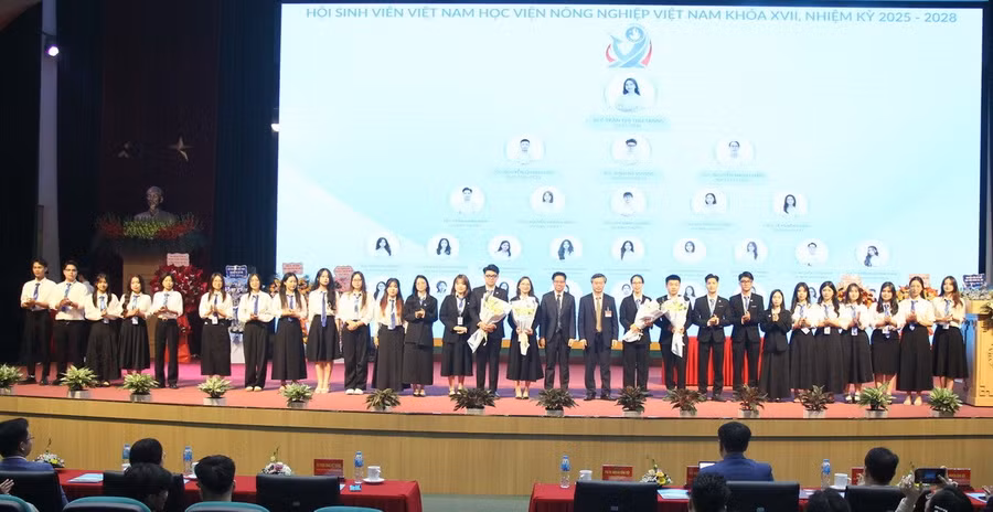 Ban Chấp hành Hội Sinh viên Việt Nam Học viện Nông nghiệp Việt Nam nhiệm kỳ 2025 - 2028 ra mắt Đại hội.