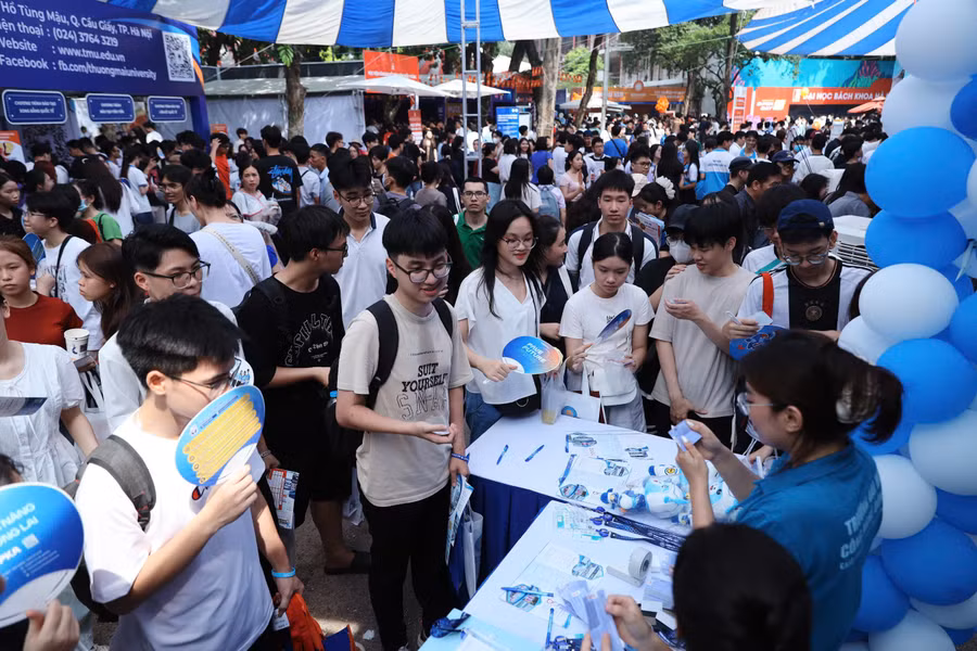 Thí sinh tham dự Ngày hội lựa chọn nguyện vọng xét tuyển năm 2025. Ảnh: Nam Trần.