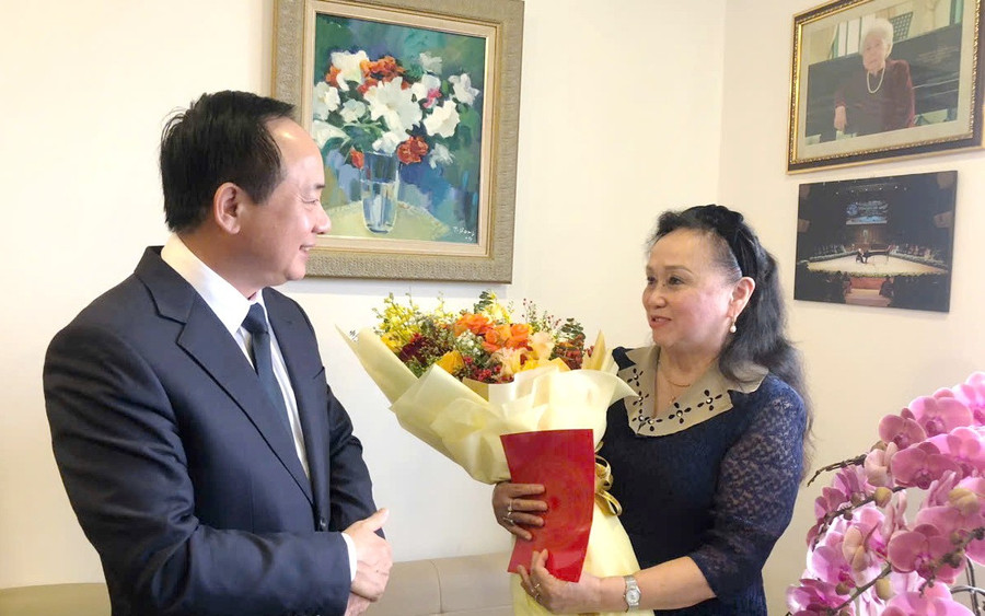 Đại tướng Trịnh Văn Quyết - Trưởng Ban Tuyên giáo và Dân vận Trung ương chúc mừng GS.NGND Trần Thu Hà.