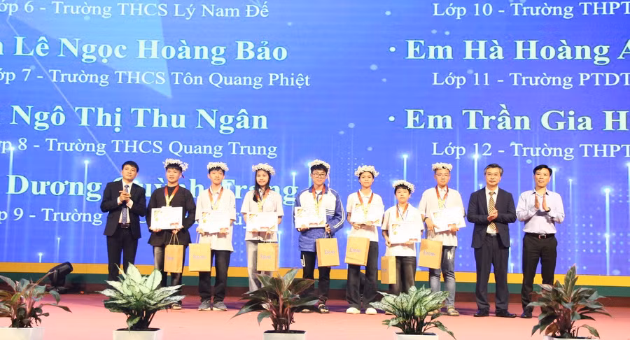 7 học sinh được trao giải nhất.