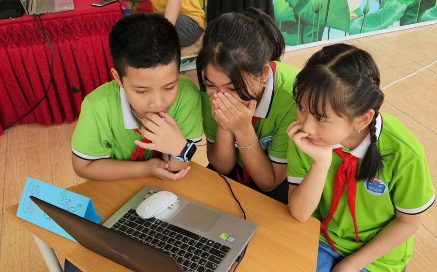 Học sinh trường Tiểu học Hữu Nghị (Hoà Bình) thích thú khi được học tập với sự hỗ trợ của công nghệ. Ảnh: NTCC.