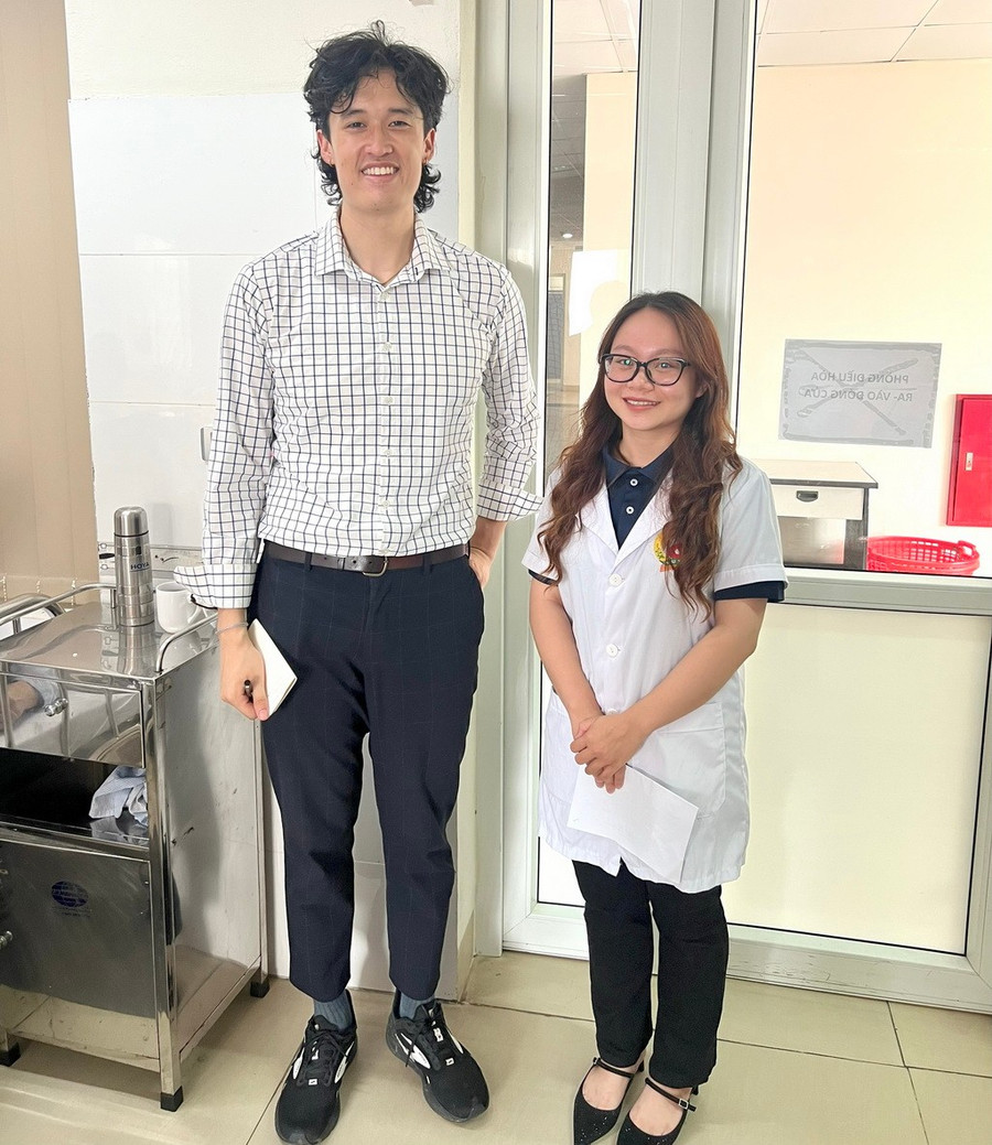 Hải An từng hỗ trợ phiên dịch cho sinh viên Harvard trong chuyến tham quan, kiến tập tại Học viện Y - Dược học Việt Nam và Bệnh viện Tuệ Tĩnh. haian.jpg