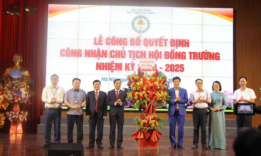 Tập thể lãnh đạo Học viện Tài chính chúc mừng TS Nguyễn Văn Bình.