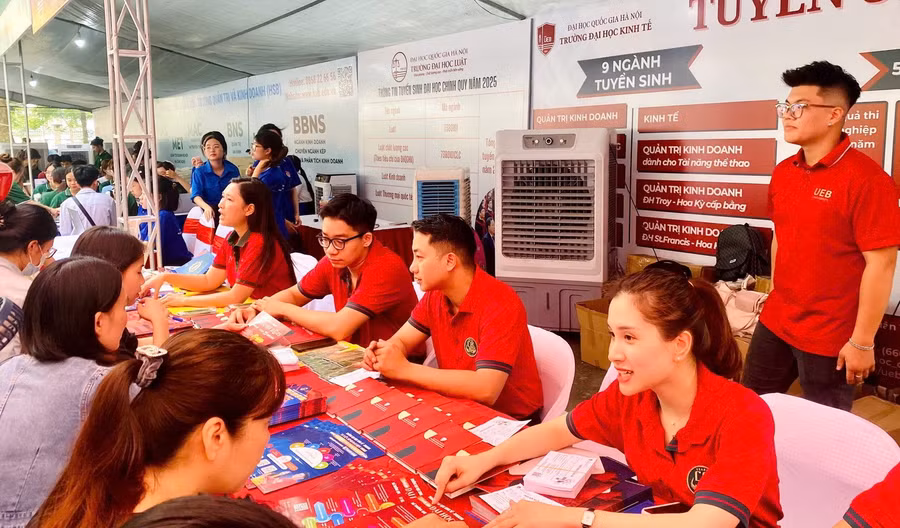 Cán bộ, giảng viên Trường ĐH Kinh tế (ĐH Quốc gia Hà Nội) tư vấn lựa chọn nguyện vọng xét tuyển cho thí sinh và phụ huynh.