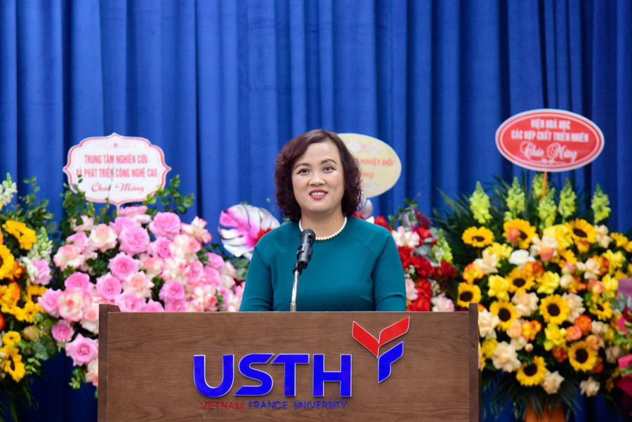 GS. TS Đinh Thị Mai Thanh. hocbong1.jpg
