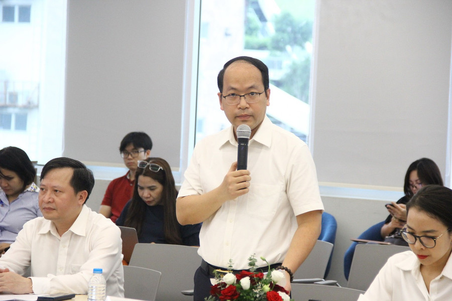 Ông Vũ Quốc Huy - Giám đốc Trung tâm Đổi mới sáng tạo Quốc gia (NIC) giới thiệu các hoạt động trong ngày hội. img-3864.jpg