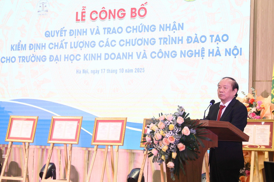 O Prof. Dr. Dinh Van Tien - Vice-reitor da Universidade de Negócios e Tecnologia de Hanói - discursou na cerimônia. img-4274.jpg