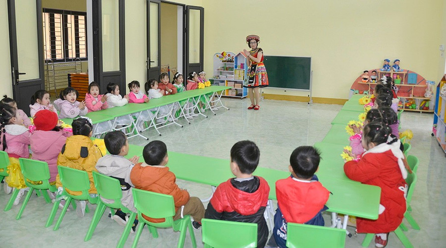Cô và trò Trường mầm non Lập Binh, tỉnh Tuyên Quang - Ảnh: VGP/Hoàng Giang.